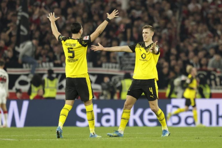 Borussia Dortmund vence nos descontos e continua a nove pontos do líder Bayern