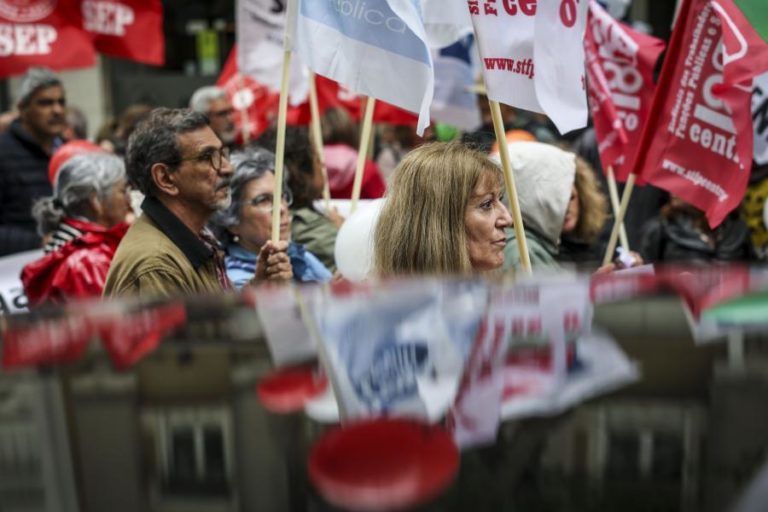 Cerca de 200 manifestantes exigem resposta para os problemas no SNS