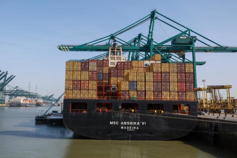 Exportações da UE para a China caíram 6,5% e importações aumentaram 6,4% em 2025