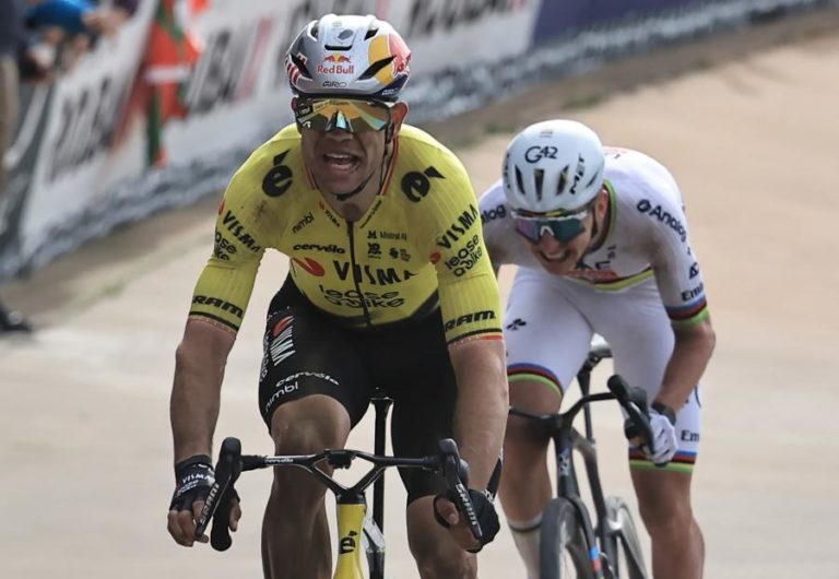 Van Aert superou os azares e Pogacar para conquistar uma emocionante Paris-Roubaix