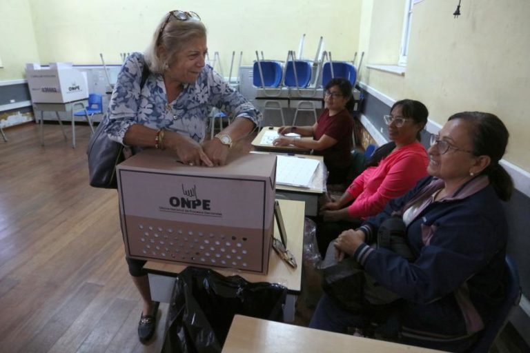 Peru estende votação nas mesas que não abriram por falta de material eleitoral