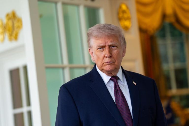 Trump anuncia bloqueio a portos iranianos e critica Papa após falha negocial