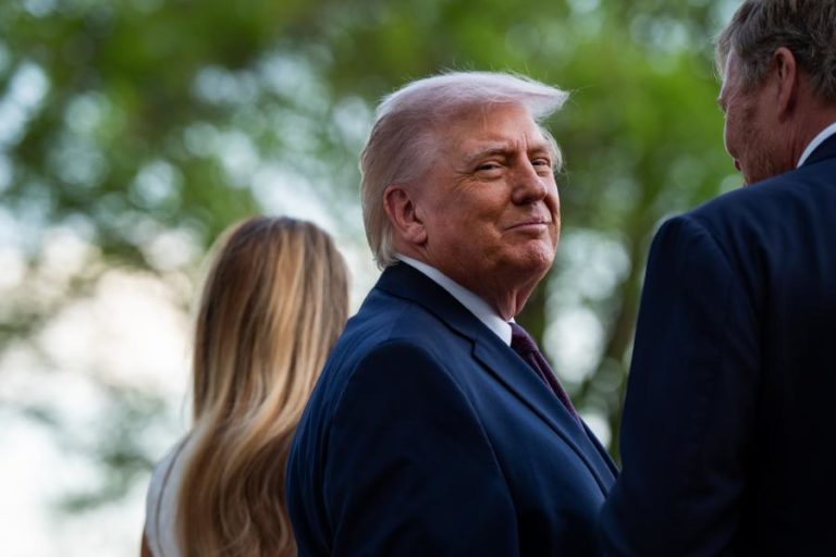 Figuras do movimento MAGA críticam Trump por imagem em que se apresentava como Jesus