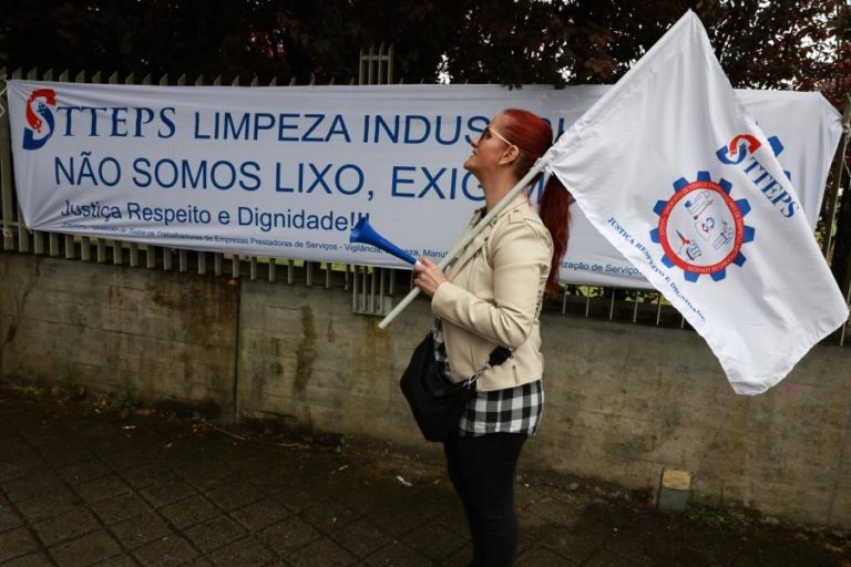 Trabalhadores de limpeza da Lucena & Lucena em greve contra salários em atraso