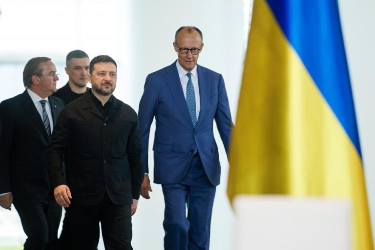 Zelensky e Merz lançam parceria de cooperação militar focada na produção de drones
