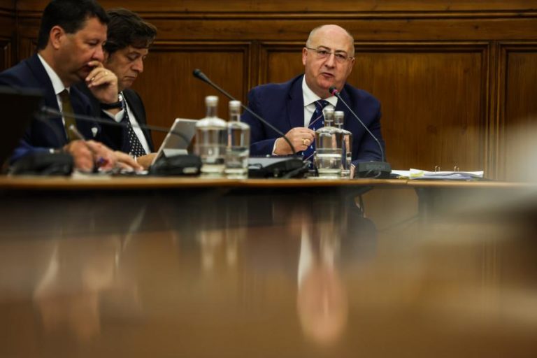 Pedido Único com 56.000 candidaturas mas ministro pede que se acelere ritmo