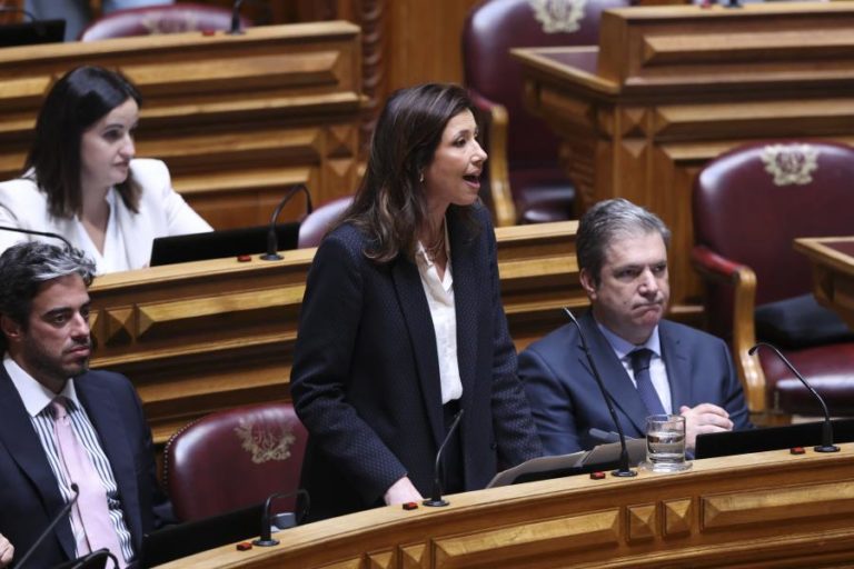 IL acusa Montenegro de “lucrar com a maior crise energética dos últimos anos”