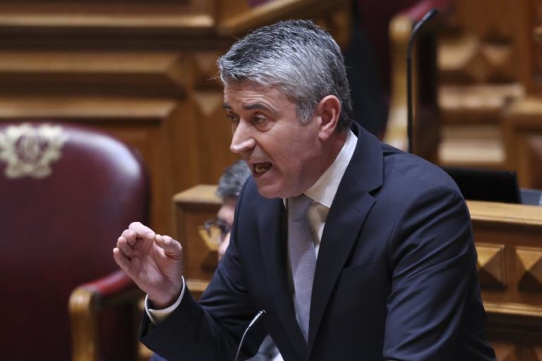 Carneiro avisa que direita democrática está “numa rampa deslizante para a extrema-direita”