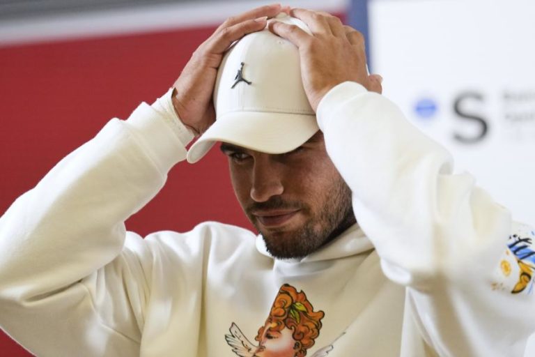 Bicampeão em título Carlos Alcaraz falha Roland Garros devido a lesão no pulso