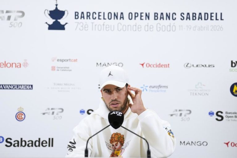 Tenista Carlos Alcaraz desiste do torneio de Barcelona devido a lesão no pulso