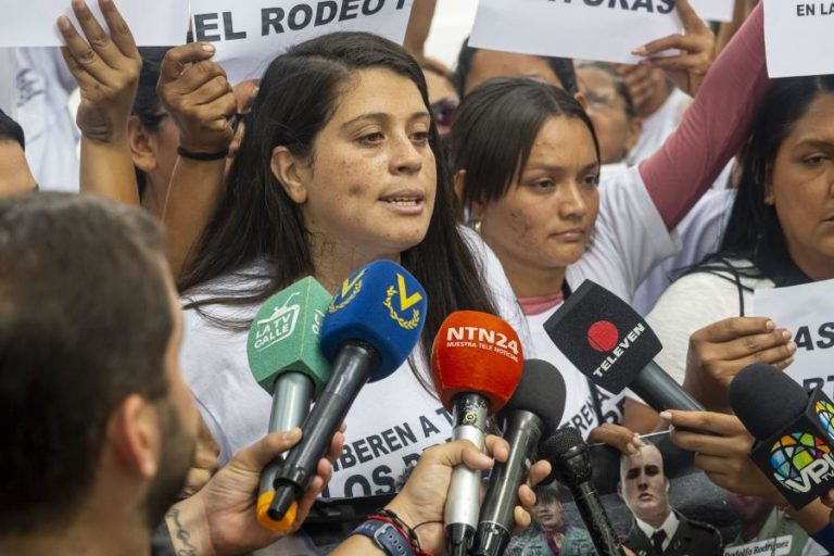 Famílias de presos políticos completam 100 dias de vigílias à porta de prisões venezuelanas
