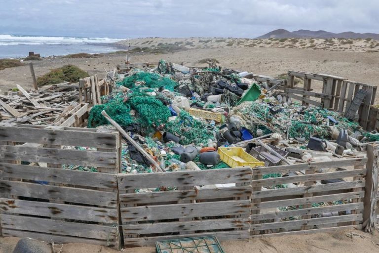 Cabo Verde trava uma luta desigual contra a maré de plástico do Atlântico