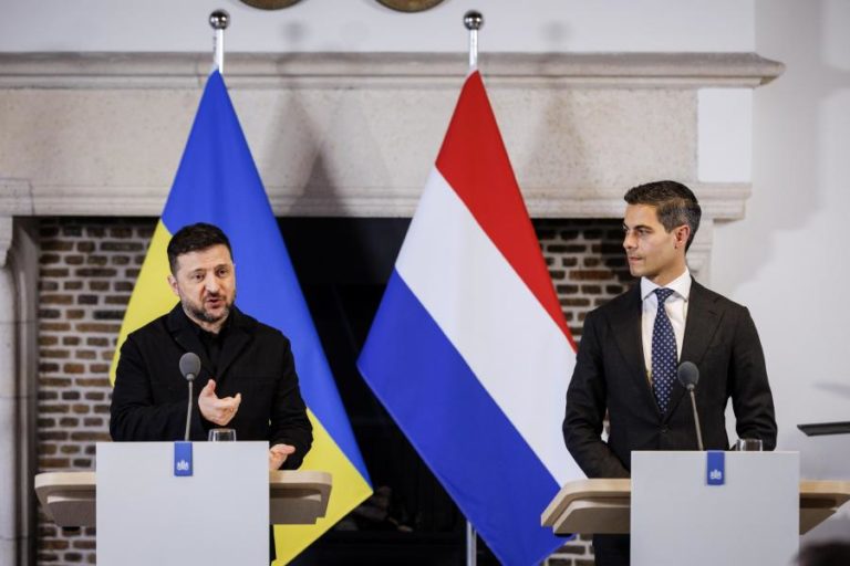 Zelensky alerta para falta de mísseis Patriot em visita a Países Baixos