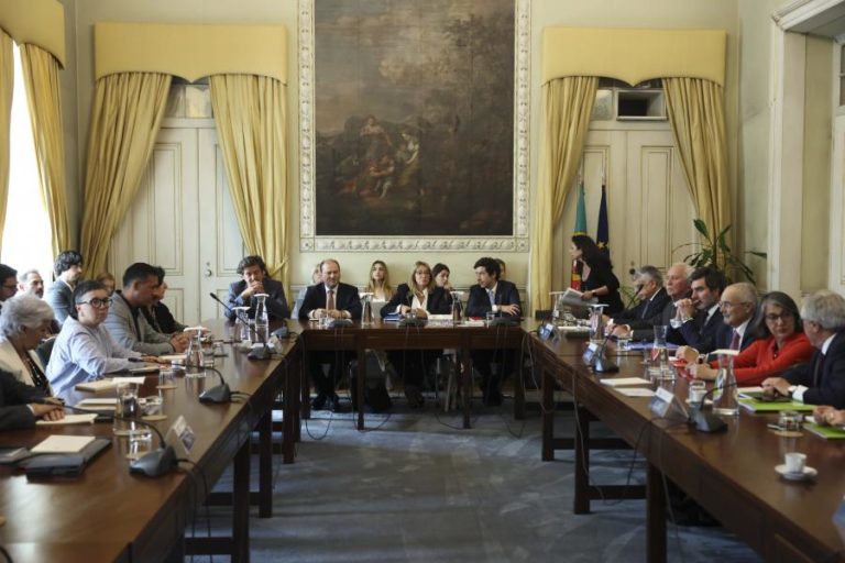 Ministra diz que há apenas “2 ou 3 temas” a travar acordo e quer encerrar negociações “nos próximos dias”