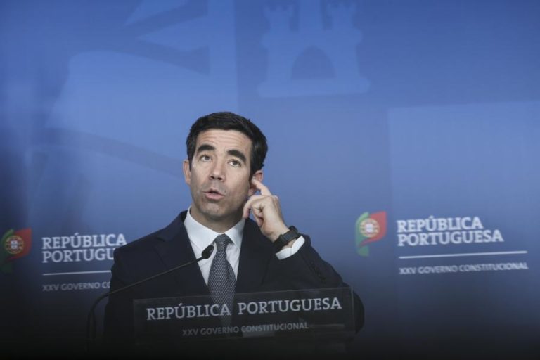 Governo quer subir teto de ajustes diretos de serviços até 75 mil euros e de empreitadas até 150 mil