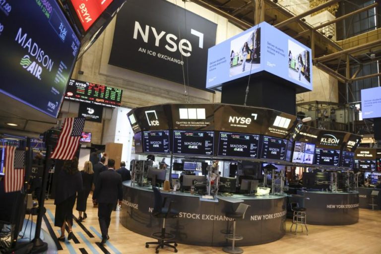 Wall Street fecha em alta e atinge novos máximos com reabertura do Estreito de Ormuz