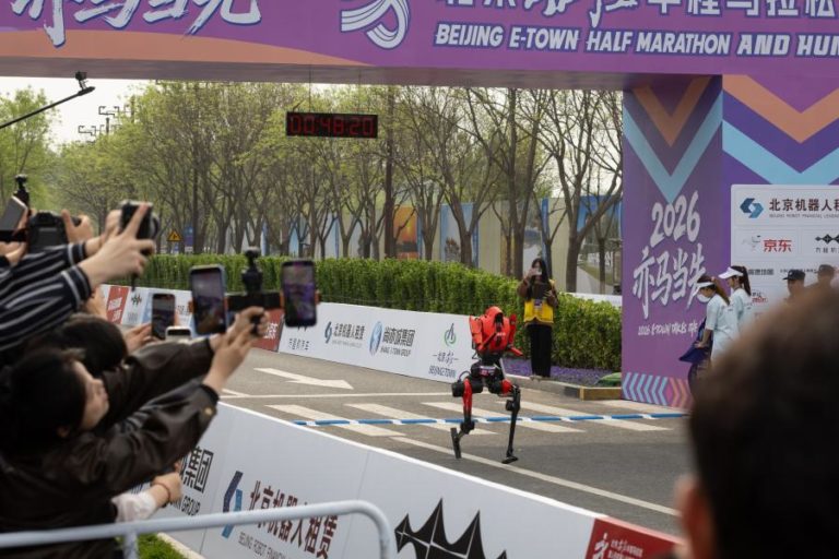 Robô humanoide vence meia-maratona em Pequim e supera recorde mundial humano