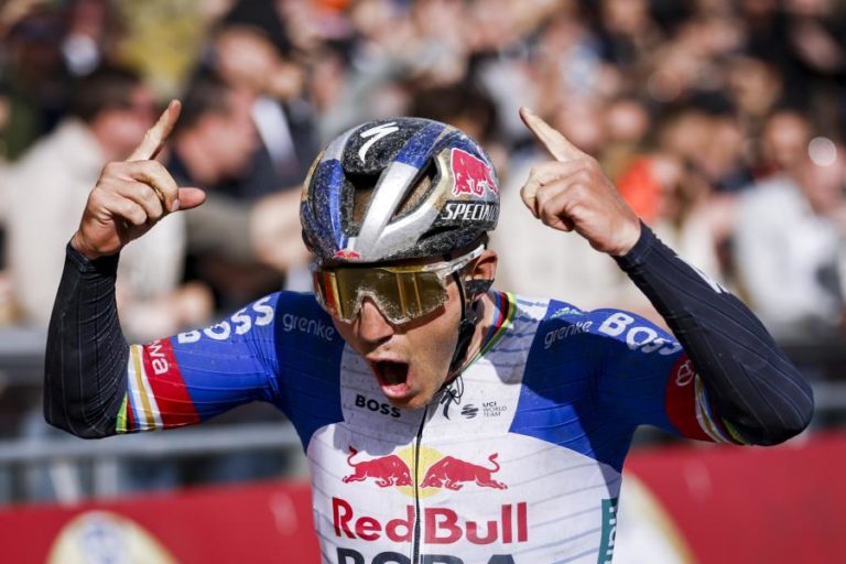 Remco Evenepoel vence ao sprint a Amstel Gold Race