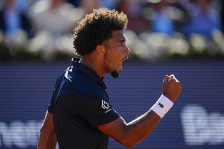 Tenista francês Arthur Fils conquista torneio de Barcelona