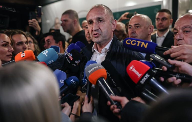 Ex-presidente Rumen Radev vence legislativas na Bulgária