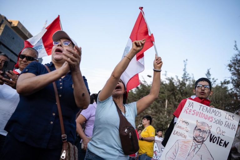 Milhares de manifestantes denunciam alegada fraude nas presidenciais do Peru