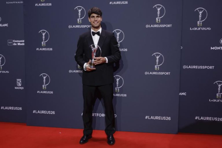Tenistas Carlos Alcaraz e Aryna Sabalenka vencem prémio Laureus