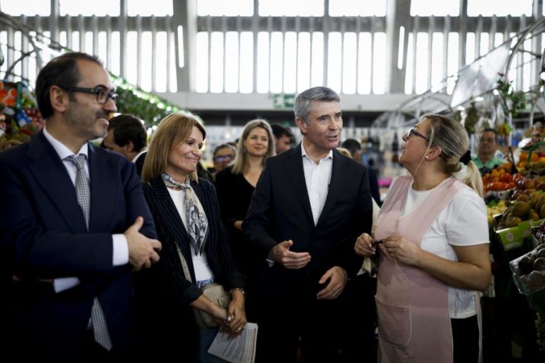 Carneiro acusa Governo de “meter a mão no bolso dos portugueses”
