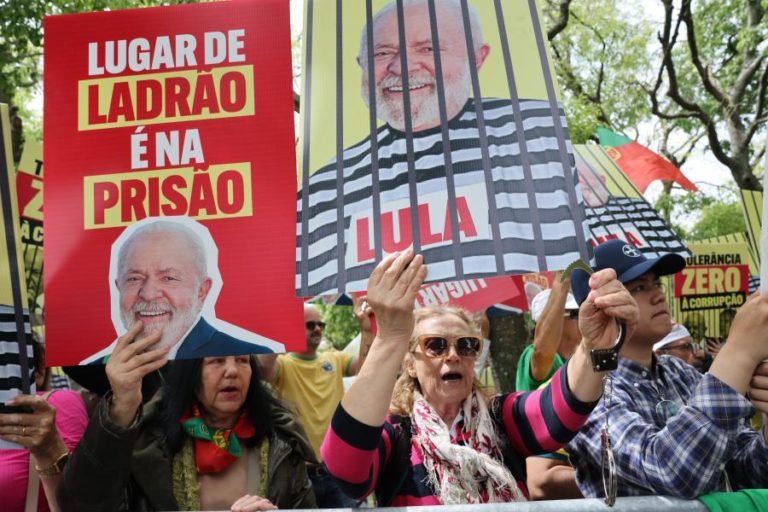 Concentrações de apoio e contra Lula da Silva em frente ao Palácio de Belém