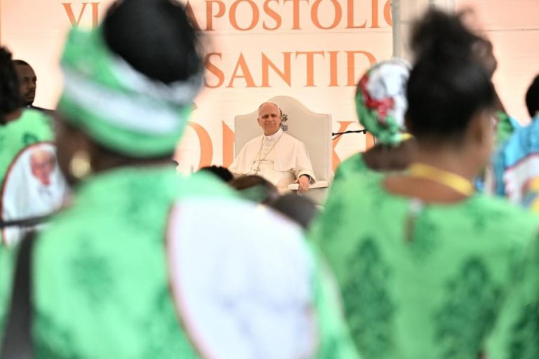 Papa critica na Guiné Equatorial colonização dos recursos minerais de África