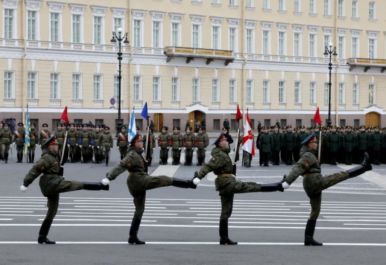 Desfile militar de 09 de maio na Rússia sem carros de combate e mísseis
