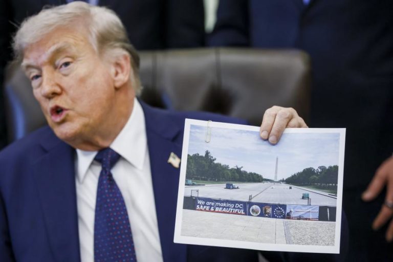 Trump manda pintar de azul Espelho d’Água do Lincoln Memorial em Washington