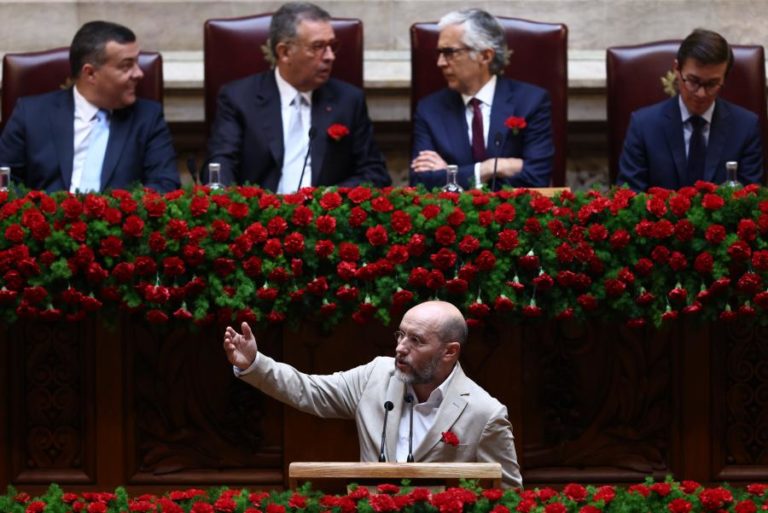 25 Abril: Tavares apela a grito pela República contra “cravos geneticamente modificados”