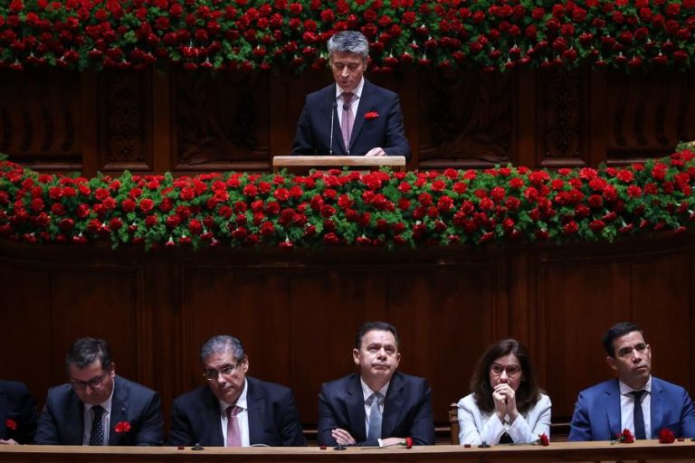 25 Abril: PS diz que liberdade sem vida decente é incompleta e opõe-se à perda de direitos laborais