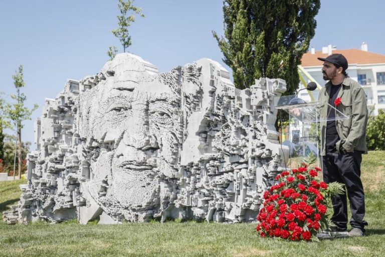 Rosto de Soares da autoria de Vhils inaugurado na Amadora para que a “liberdade continue”