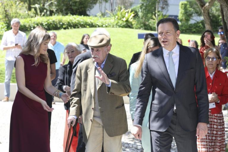 25 Abril: Montenegro diz que foi “escolha muitíssimo feliz” celebrar com cultura e homenagem a Ruy de Carvalho