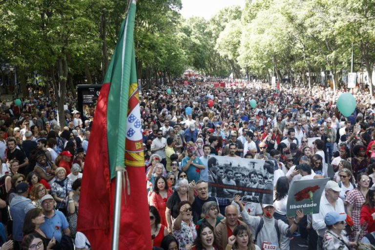 25 Abril: Milhares de pessoas iniciam celebração da liberdade no desfile em Lisboa