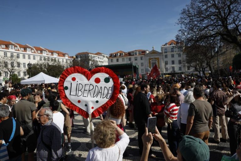25 de Abril: Dezenas de milhares desfilam pela proteção da liberdade