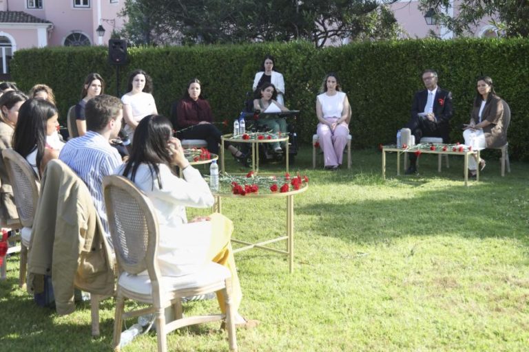 25 Abril: Seguro promete dar voz às ideias da juventude para que o país mude