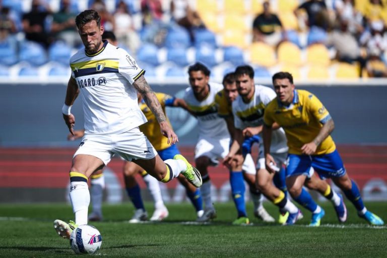 Famalicão vence no Estoril, segura quinto lugar e soma nono jogo sem perder
