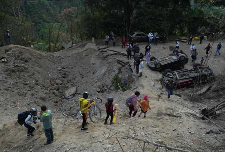 Sobe para 19 número de mortos em ataque bombista na Colômbia