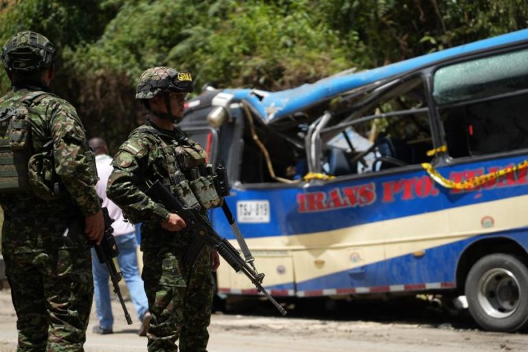 Sobe para 21 número de mortos em ataque bombista na Colômbia