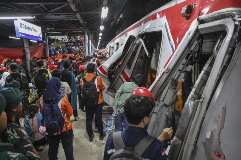 Sobe para 14 o número de mortos após colisão de comboios na Indonésia