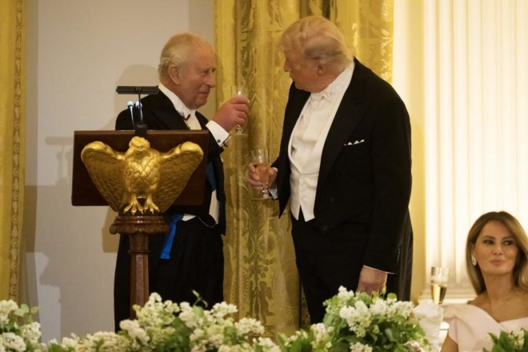 Trump diz que Carlos III conseguiu fazer com “que os democratas se levantassem”
