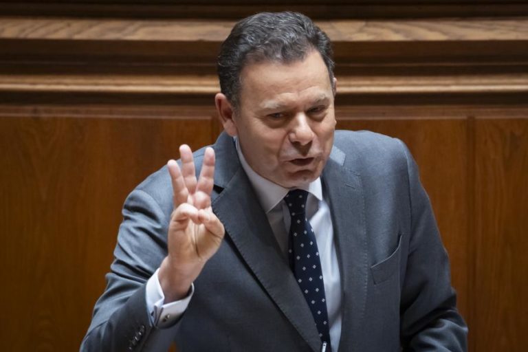 PM diz que “é cedo” para aumento  permanente de pensões e admite suplemento se finanças permitirem