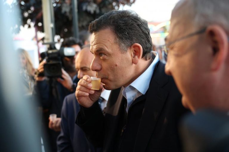 PM diz que não é tempo de privilegiar ou excluir nenhum grupo parlamentar para negociar reforma laboral