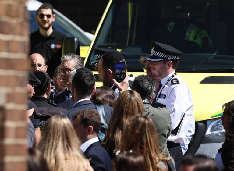 PM britânico vaiado durante visita a bairro judeu após ataque antissemita