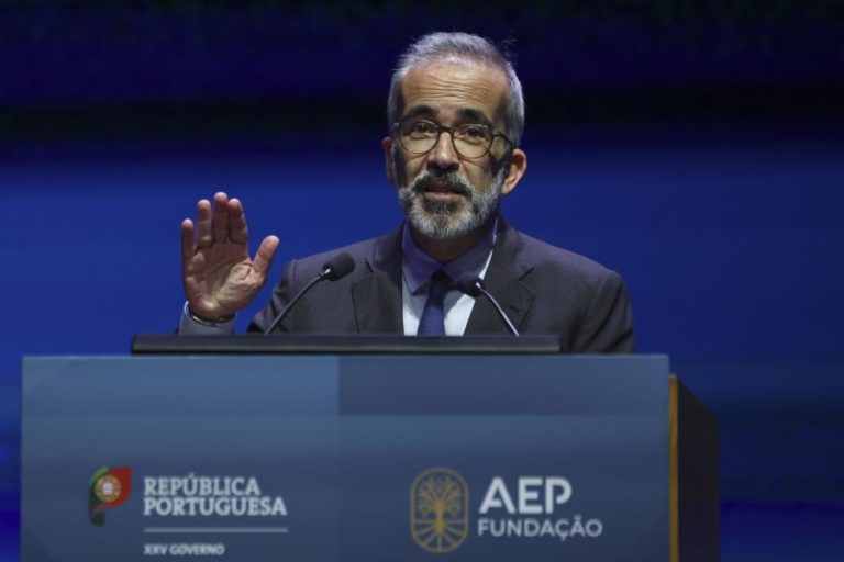 Portugal chama embaixador de Israel e garante proteção consular a portugueses na flotilha