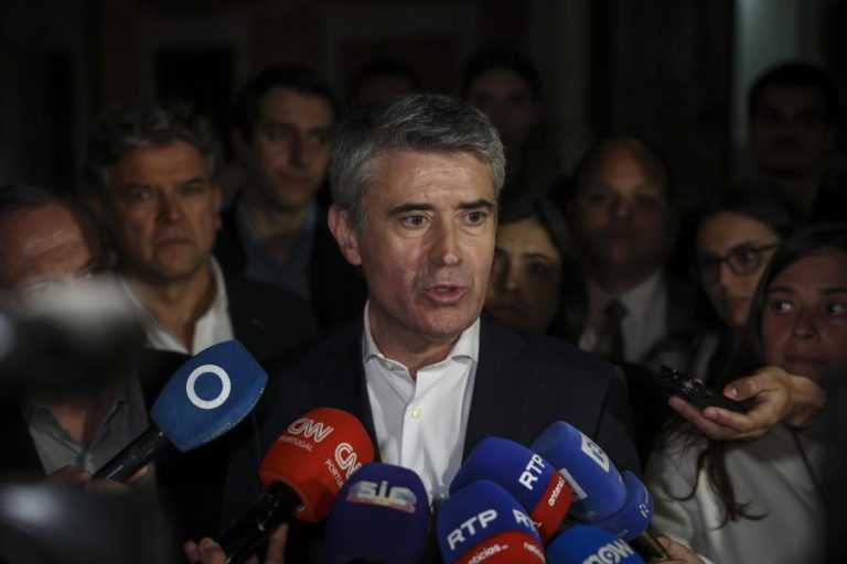 Carneiro acusa Montenegro de estar “desligado da realidade” e de ser insensível à inflação