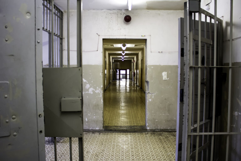 Falhas nas prisões de ontário: 150 libertados por erro