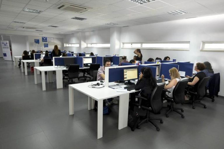Mais de metade dos trabalhadores dos ‘contact centers’ com contratos sem termo em 2025  – estudo